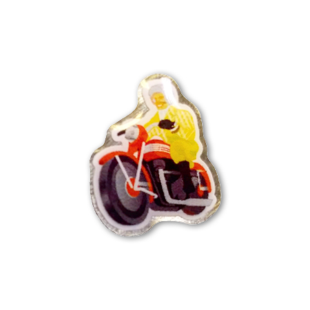 заливной значок индивидуальной формы с изображением мотоциклиста. Изготовление заливных значков с логотипом на заказ. Собственное производство в москве