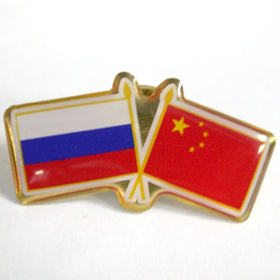 заливной значок индивидуальной формы в виде двух перекрещивающихся флагов России и Китая. Изготовление заливных значков с логотипом на заказ. Собственное производство в москве